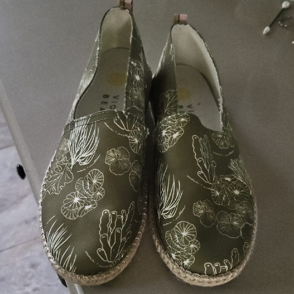 Vionic Green Floral Espadrilles